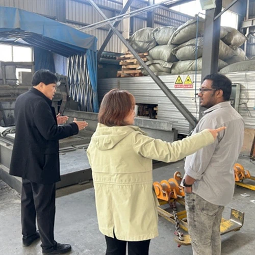 Indičtí zákazníci navštěvují továrnu na hliníkové desky GNEE