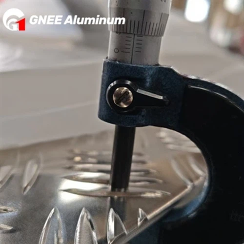 Napětí hliníkové šachovnice 6061 T6-Odlehčená a pevná tolerance